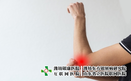 攝圖網(wǎng)_327078474_皮炎 濕疹 過敏 牛皮癬的概念 男人在他的手臂上抓癢 灰色工作室背景 男人肘部發(fā)癢的皮疹 復(fù)制空間皮膚癥狀刺激腫脹裁剪真皮藥品中（企業(yè)商用）