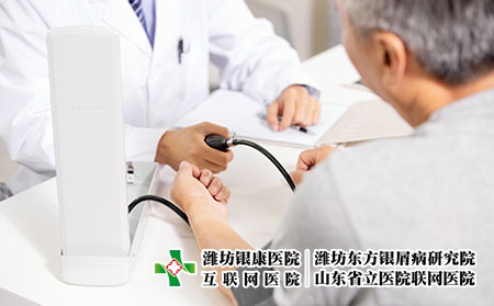 攝圖網_501359711_醫生給病人看?。ㄆ髽I商用）
