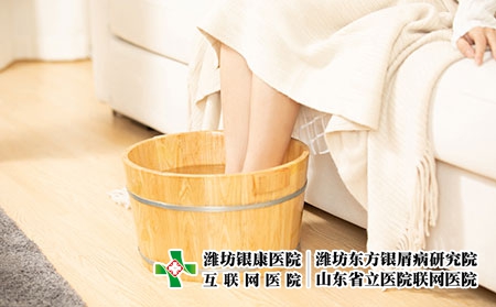 攝圖網(wǎng)_501538885_冬季居家女性養(yǎng)生泡腳（企業(yè)商用）泡浴