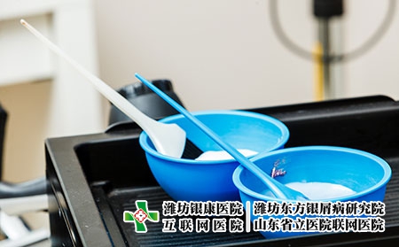 攝圖網(wǎng)_305132868_2個(gè)藍(lán)色塑料碗有漂白染發(fā)和刷子2個(gè)塑料碗有染發(fā)（企業(yè)商用）