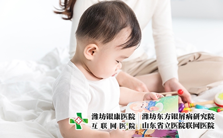 攝圖網_501154824_嬰兒翻閱書籍（企業商用）遺傳