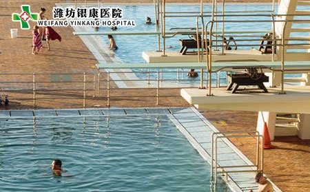 額頭出現(xiàn)白斑是怎么回事?白癜風(fēng)危害有哪些?
